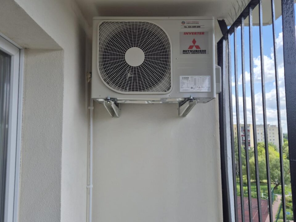 Klimatyzator ścienny w trybie grzania – ogrzewanie klimatyzacją w domu, montaż Klima-Premium Warszawa