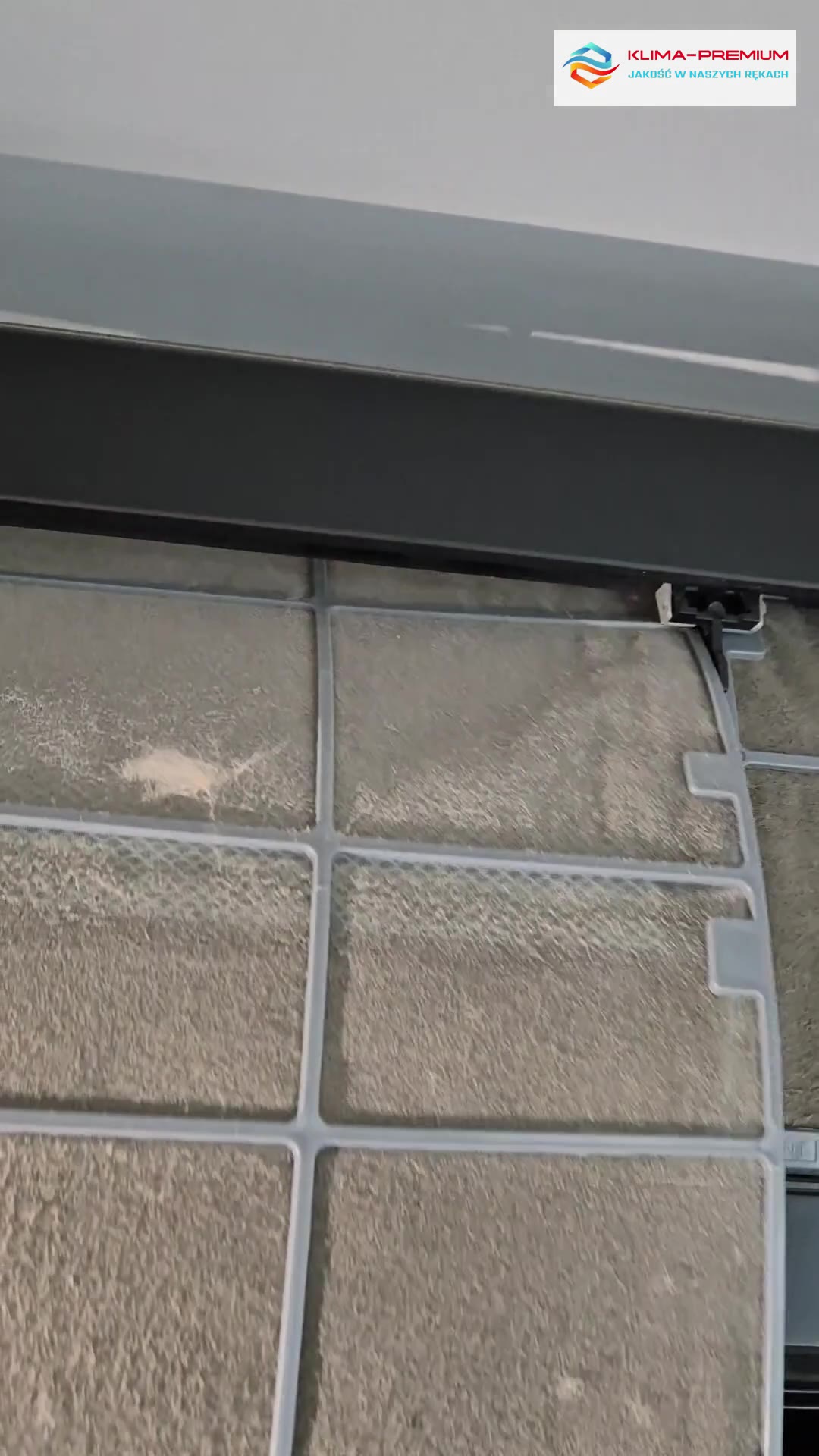 Brudny filtr klimatyzatora Daikin Stylish przed czyszczeniem – Warszawa Wilanów