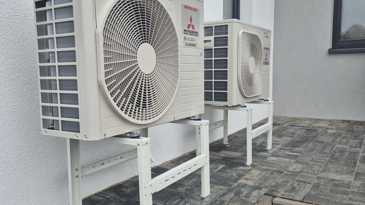 Jednostki zewnętrzne Mitsubishi Heavy SCM41ZS-W i SRC50ZS-W na stojakach – Kajetany