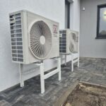 Jednostki zewnętrzne Mitsubishi Heavy SCM41ZS-W i SRC50ZS-W na stojakach – Kajetany