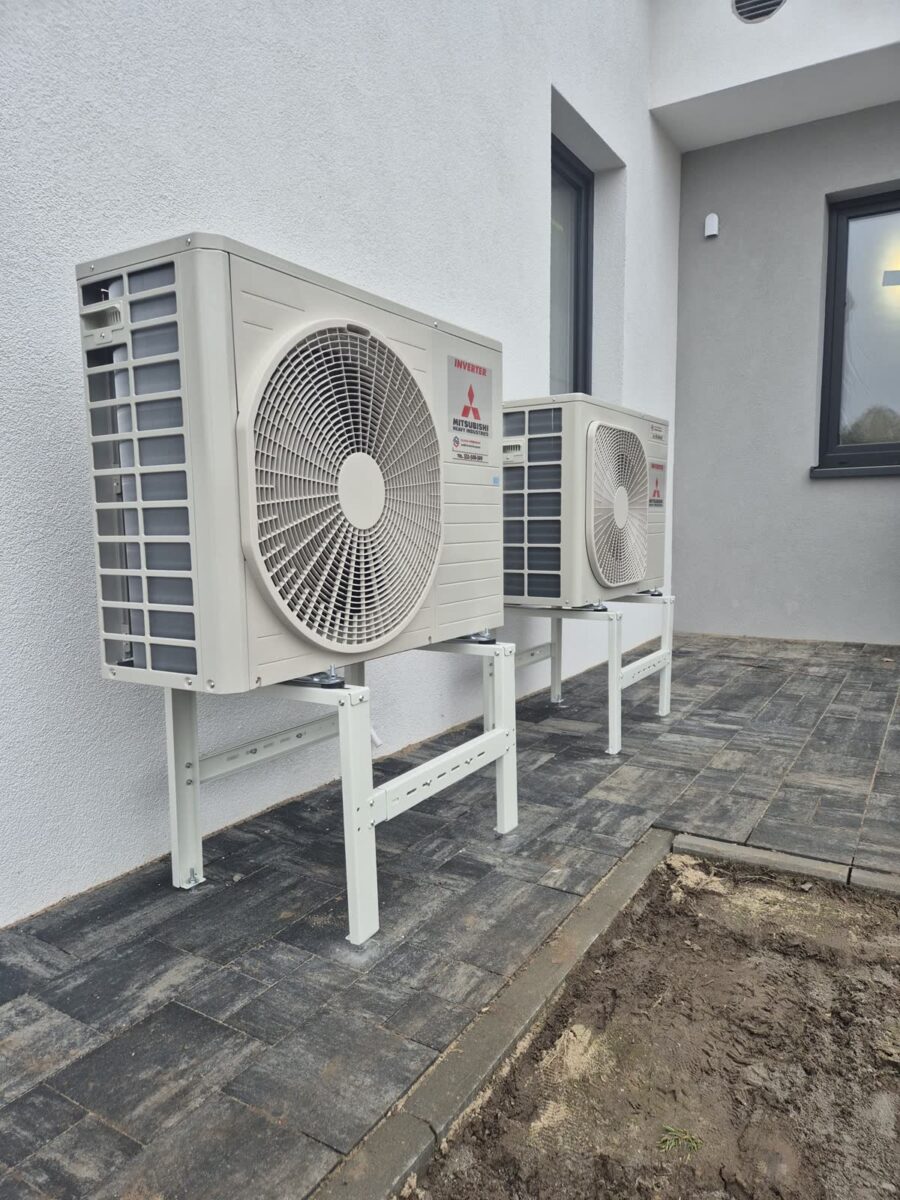 Jednostki zewnętrzne Mitsubishi Heavy SCM41ZS-W i SRC50ZS-W na stojakach – Kajetany