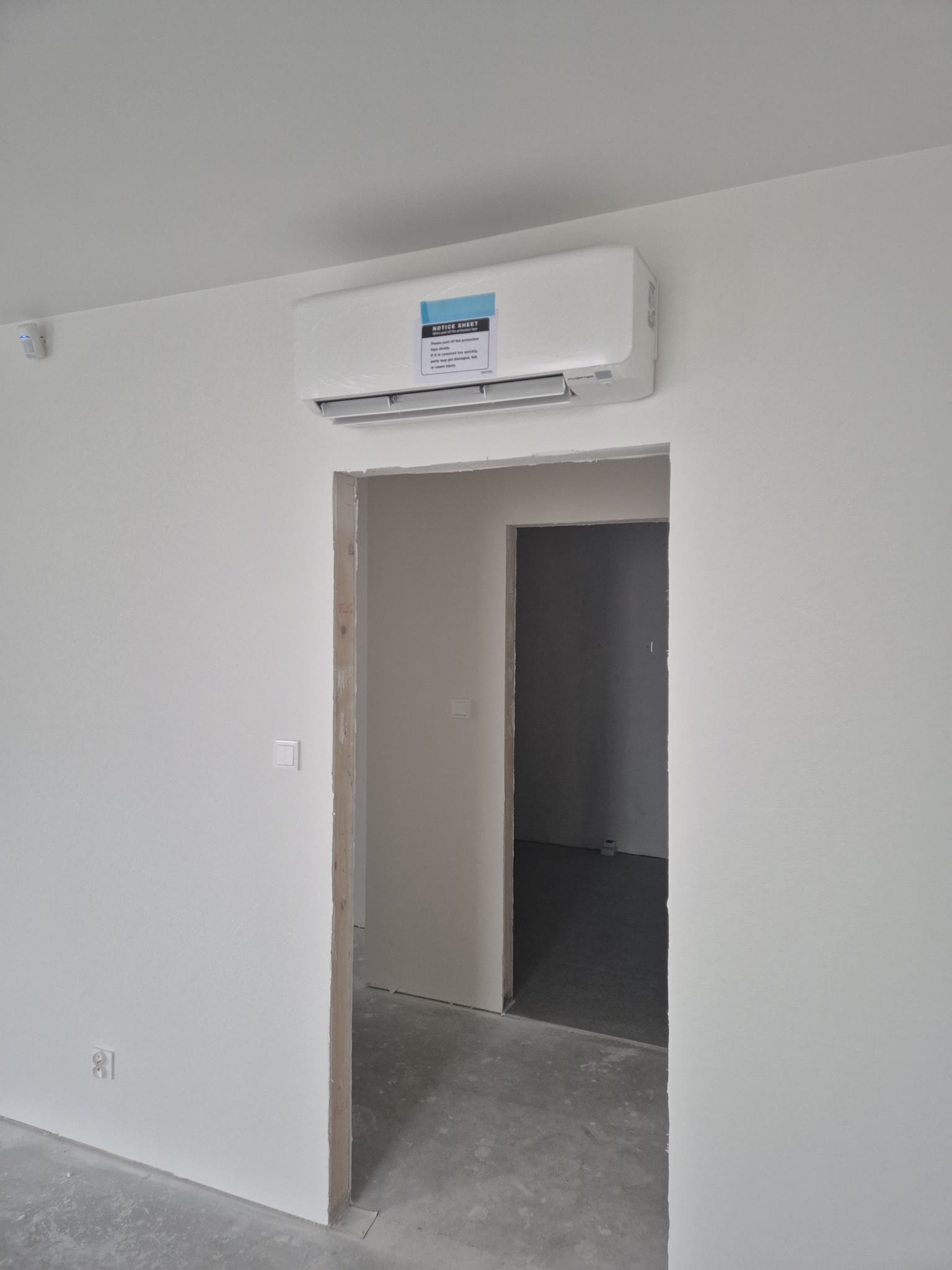 Jednostka wewnętrzna Mitsubishi Heavy SRK20ZS-W 2,0 kW nad drzwiami – multi split, Kajetany