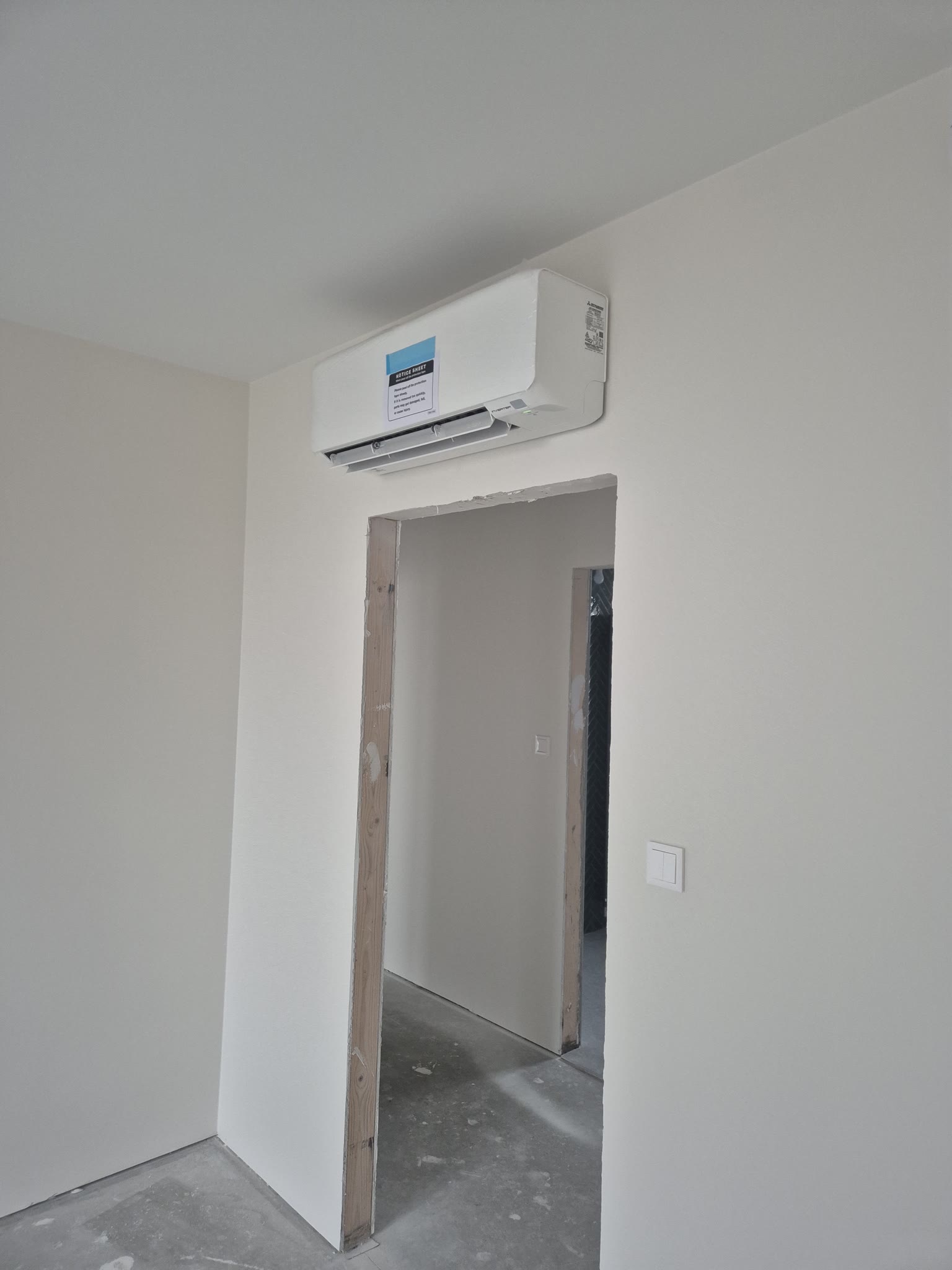 Klimatyzator Mitsubishi Heavy SRK20ZS-W 2,0 kW w pokoju – Kajetany