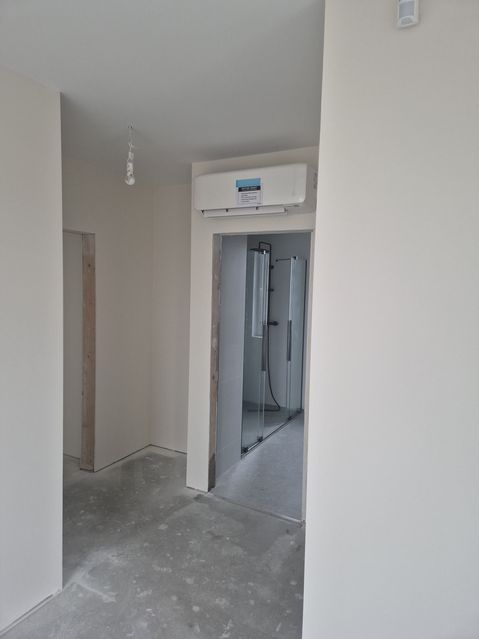 Klimatyzator Mitsubishi Heavy SRK20ZS-W 2,0 kW na korytarzu – Kajetany