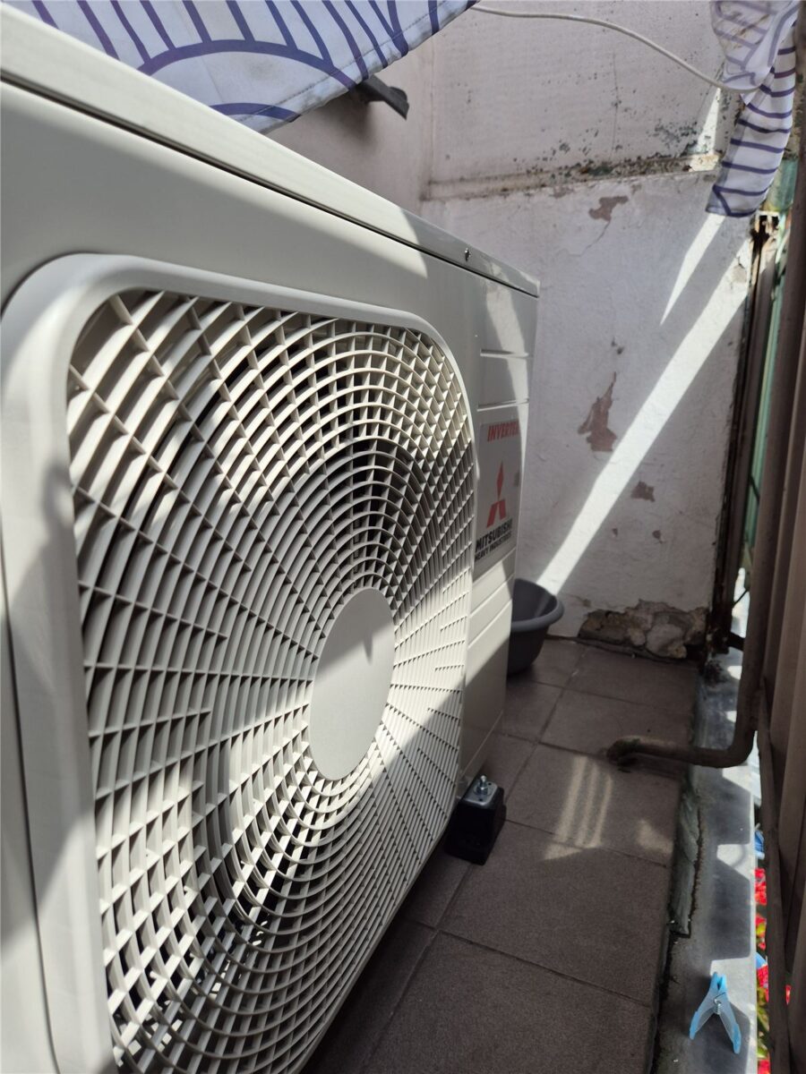 Jednostka zewnętrzna Mitsubishi Heavy na balkonie – montaż klimatyzacji na Białołęce, ul. Marywilska