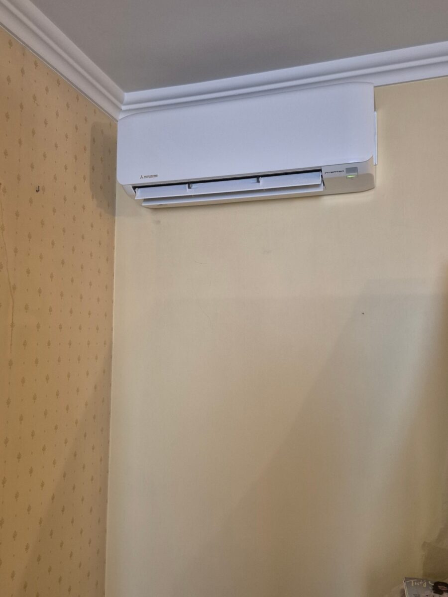 Jednostka wewnętrzna Mitsubishi Heavy Multi Split zamontowana pod sufitem w domu w Bobrowcu – ogrzewanie klimatyzacją