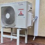 Agregat zewnętrzny Mitsubishi Heavy SCM30ZS-W Multi Split na podstawie przy domu w Bobrowcu – klimatyzacja do grzania