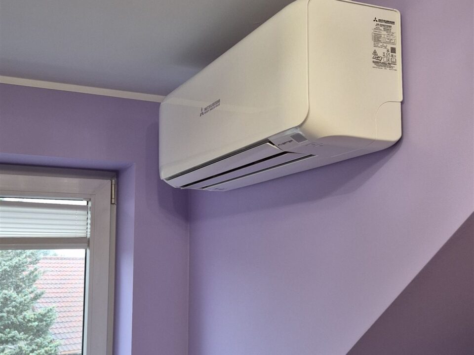 Klimatyzator Mitsubishi Heavy w pokoju dziecięcym – instalacja schowana w ścianie, Raszyn