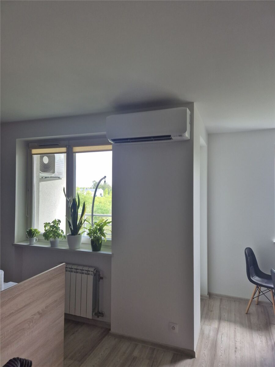 Klimatyzator Mitsubishi Heavy 5 kW z Wi-Fi w salonie – Skierniewice