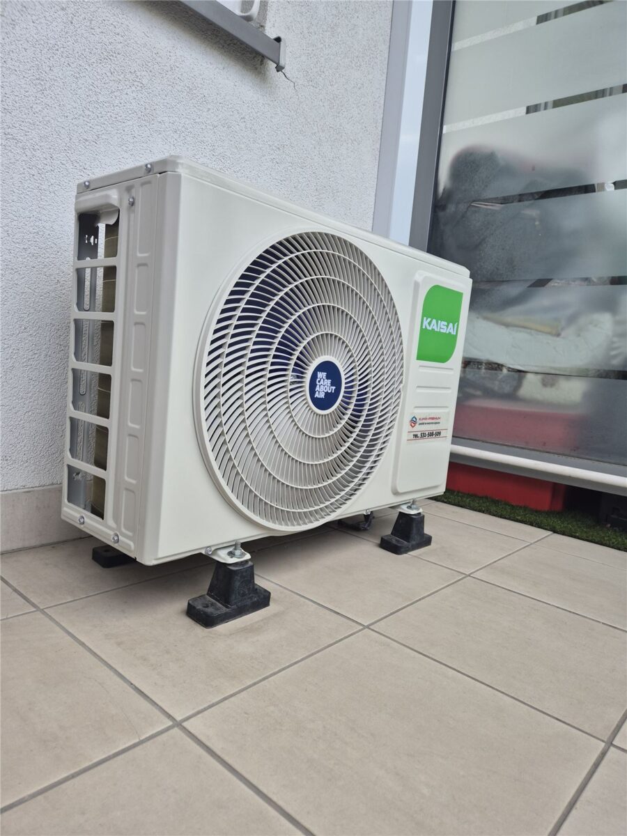 Jednostka zewnętrzna Kaisai Fly 3,5 kW na balkonie – Wilanów, ul. Sarmacka