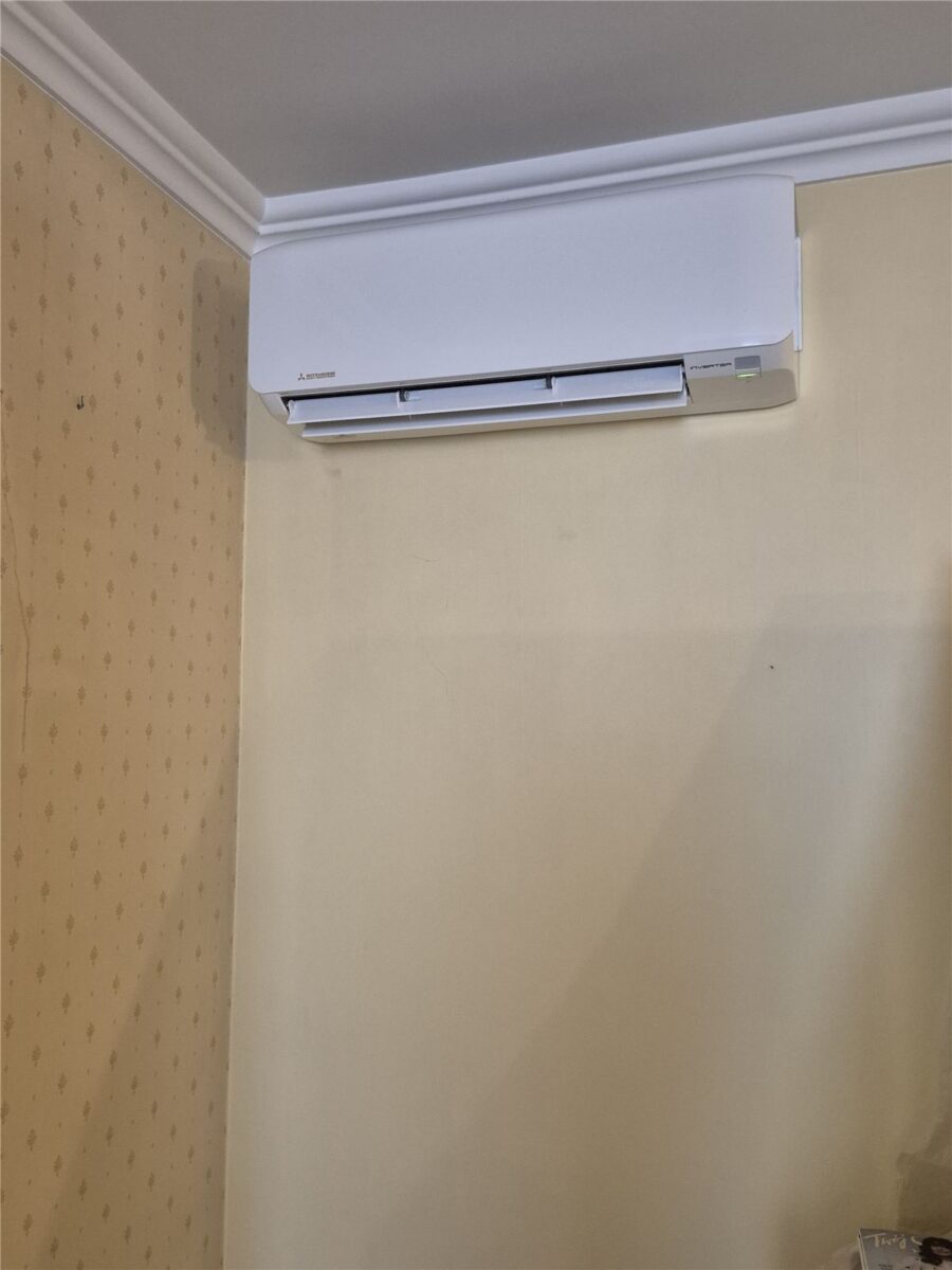 Klimatyzator Mitsubishi Heavy 2,5 kW – montaż w domu w Bobrowcu, gmina Piaseczno
