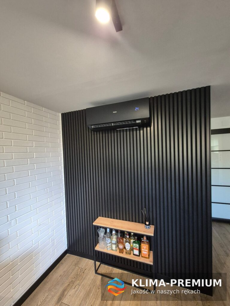 Czarny klimatyzator Haier multi split 3,5 kW na ścianie z lamelami w salonie – montaż Klima-Premium, Mokotów Warszawa