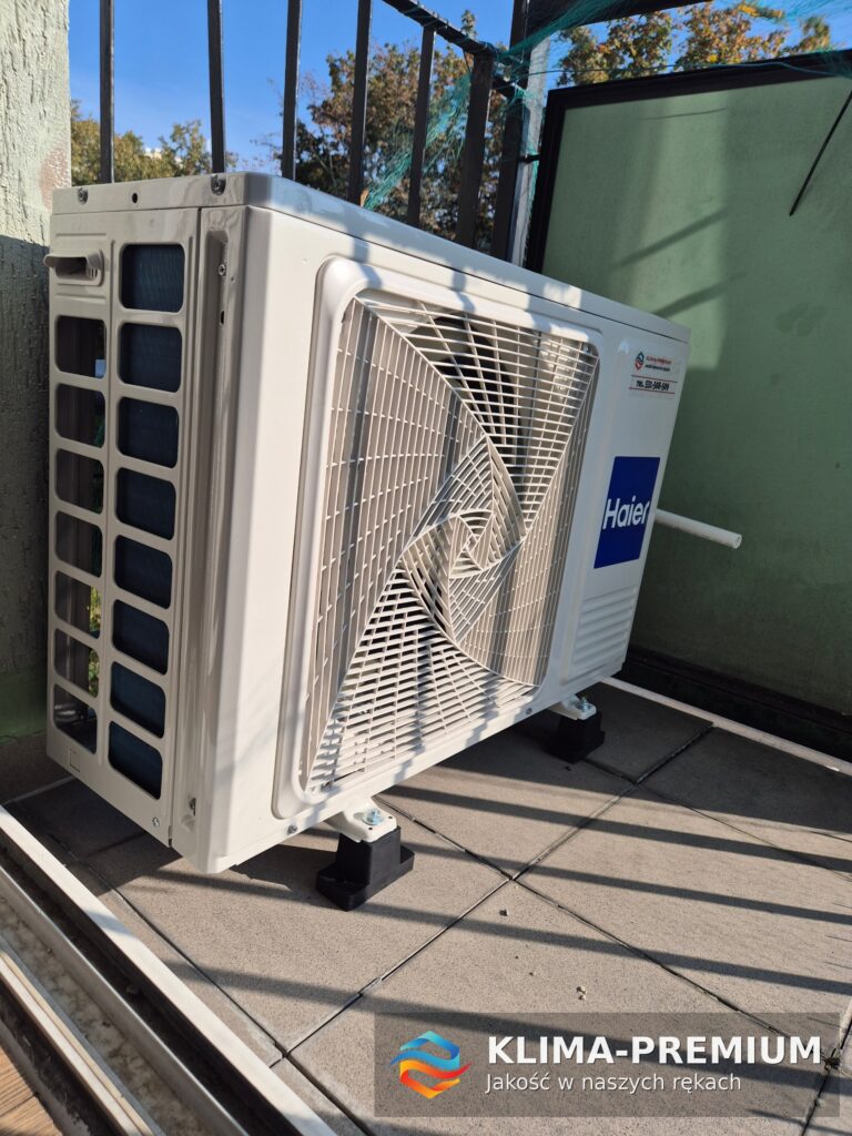 Jednostka zewnętrzna klimatyzacji multi split Haier na podstawkach antywibracyjnych na balkonie – montaż Klima-Premium, Warszawa