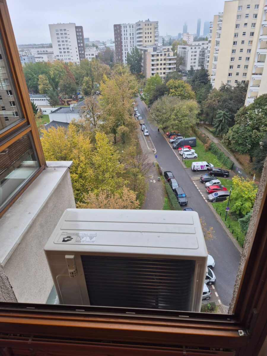 Jednostka zewnętrzna Mitsubishi Heavy postawiona we wnęce okiennej bloku, Warszawa ul. Słomińskiego
