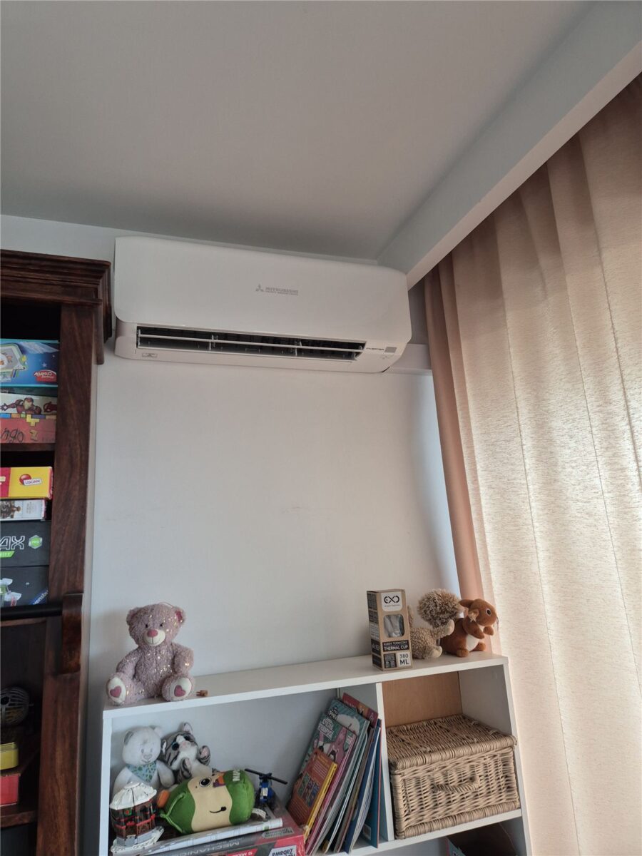 Klimatyzator Mitsubishi Heavy SRK35ZS-WF w salonie – montaż w Wilanowie, ul. Hlonda