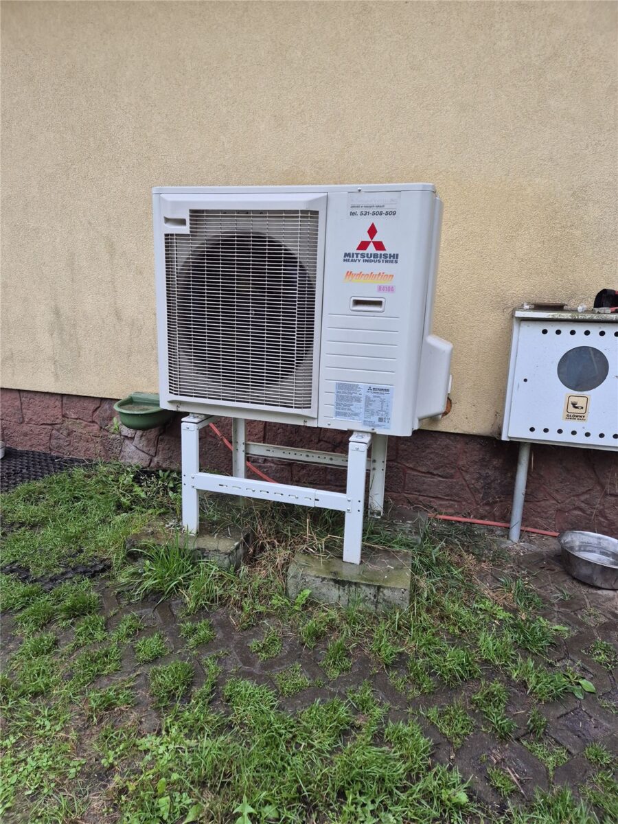 Pompa ciepła Mitsubishi FDCW71VNXA – jednostka zewnętrzna przy domu w Woli Karczewskiej pod Warszawą