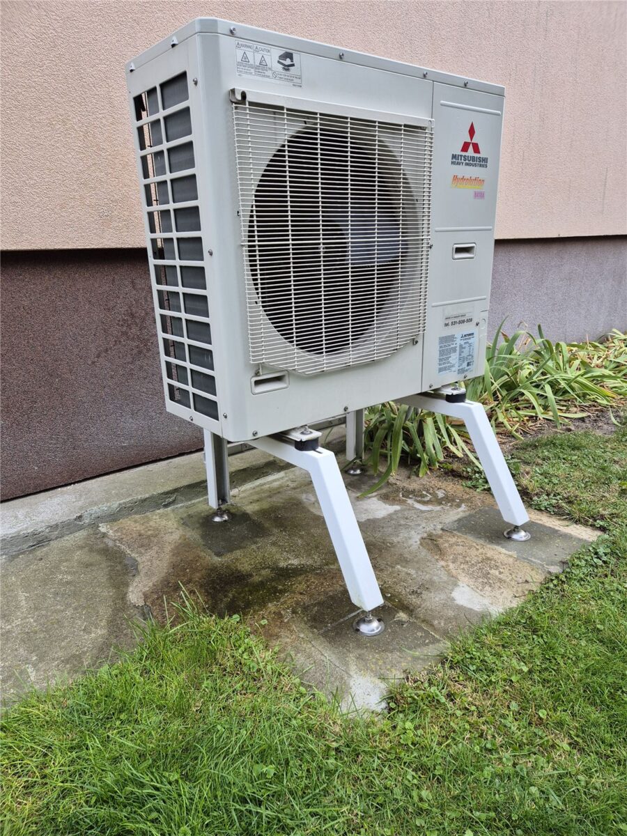 Jednostka zewnętrzna pompy ciepła Mitsubishi Heavy FDCW100VNX-A – dom w Wilanowie, Warszawa